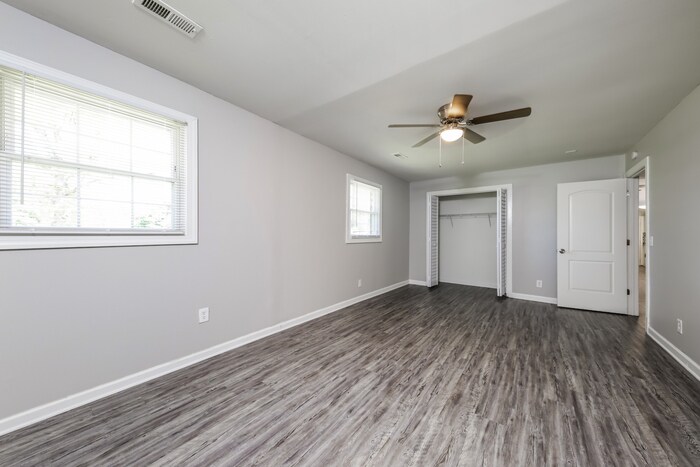Building Photo - 5160 Largo Dr