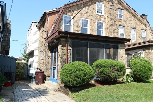 Building Photo - Large 3-bedroom house for rent in Wilmingt...