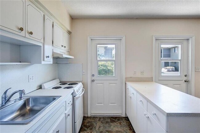 Building Photo - 2115 NE 42nd Ct