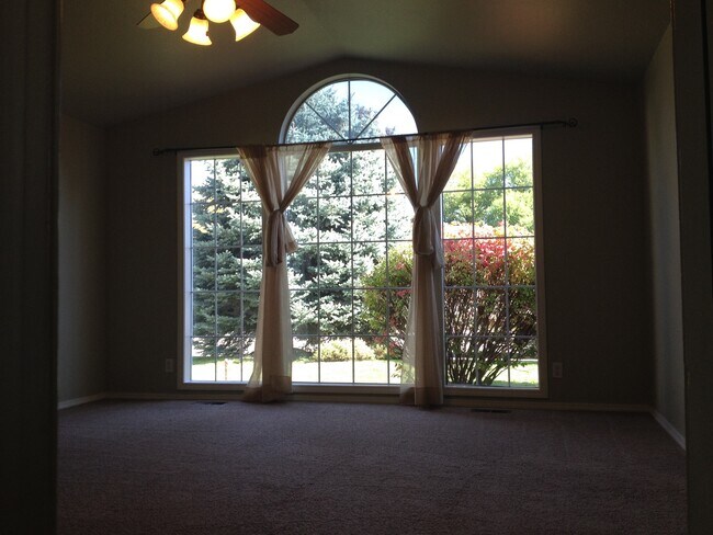 Building Photo - 4 bedroom 3 bath PLUS RV parking and great fenced yard.