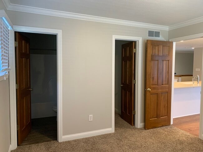 Building Photo - Awesome Carriage House in Chatham Arch!