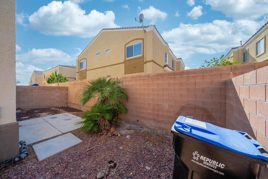 Building Photo - 6321 Blowing Sky St