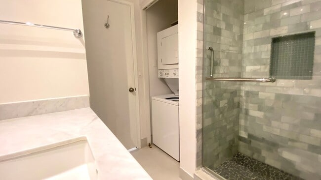 Building Photo - AVAILABLE JULY - 2 BED 2 BATH w/ 2 COVERED...