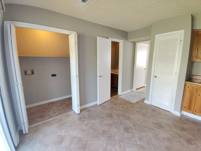 Building Photo - 23 Hobbs Ln