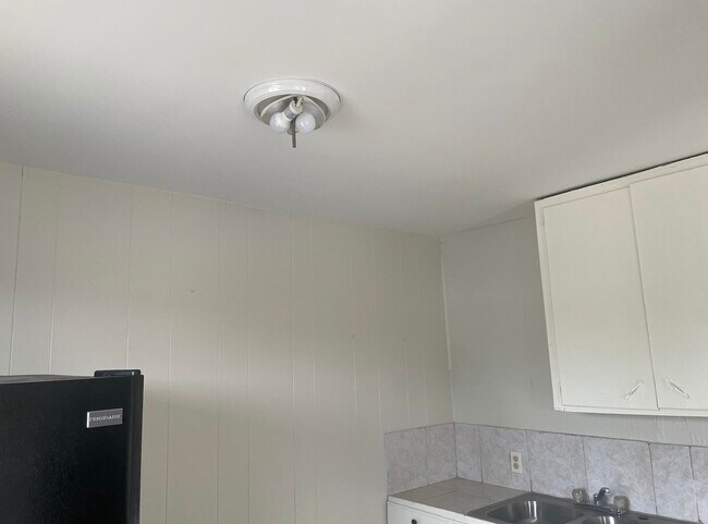 Building Photo - 705 Bustamante St