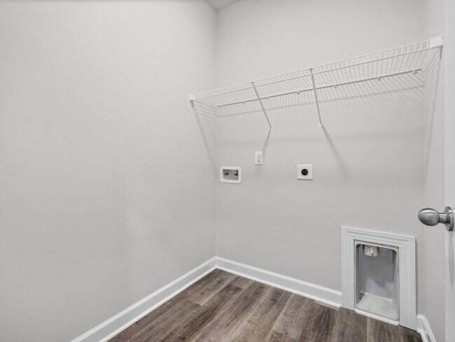 Building Photo - Towne Pointe Beauty!