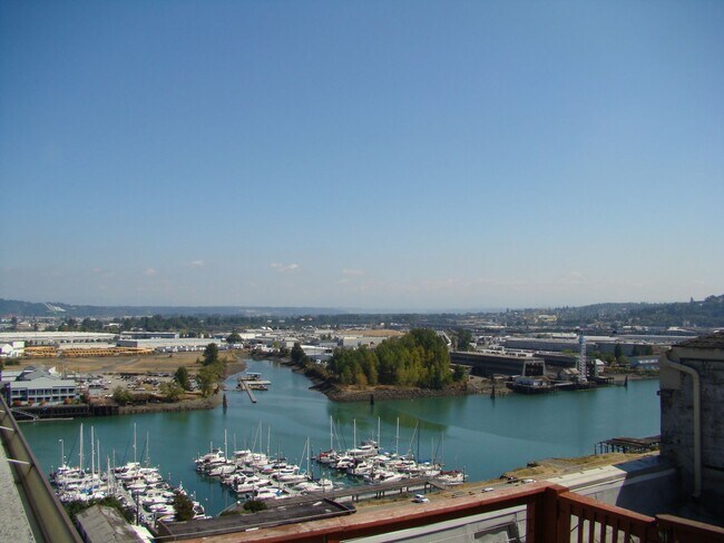 Building Photo - Beautiful Furnished Downtown Loft Coming available May 1st!