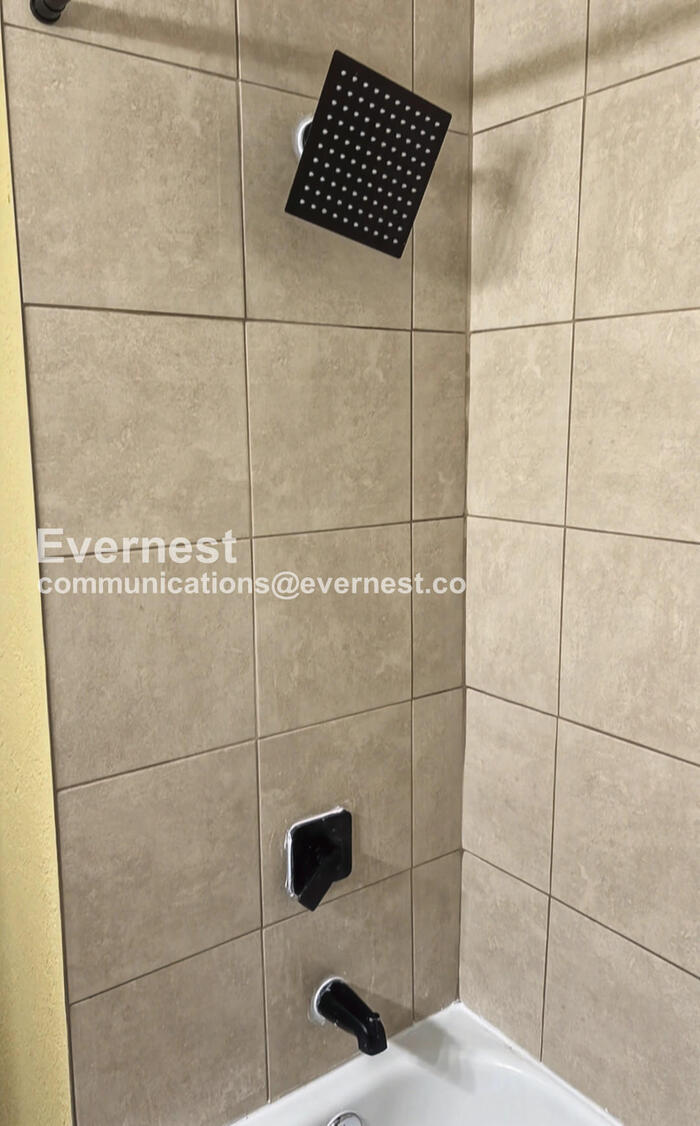 Building Photo - 1006 E 15th Ave