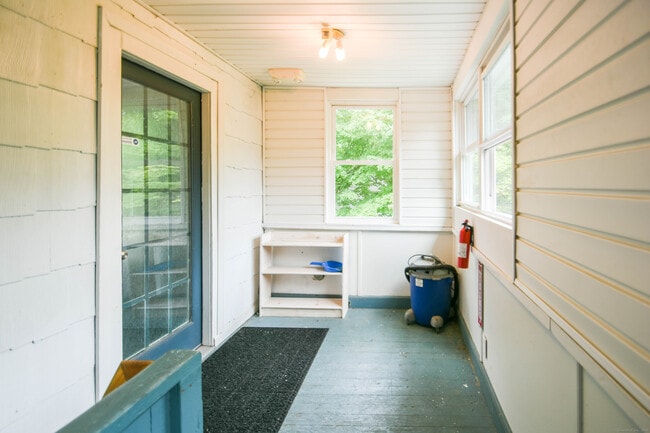 Building Photo - 82 Spindle Hill Rd