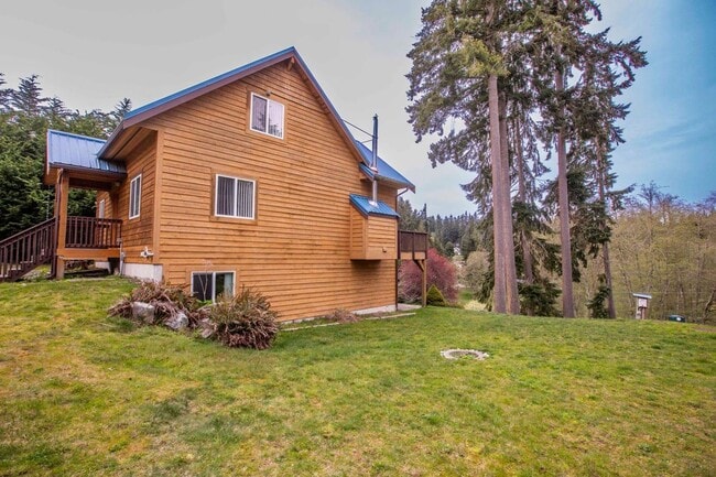 Building Photo - Lovely Storybook Home with a Lake View!