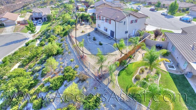 Building Photo - Large 4 Bed/3 Bath Home with an Incredible...