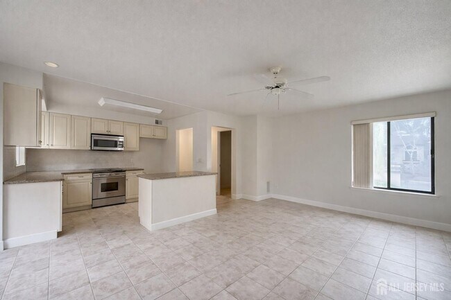 Building Photo - 470 Sayre Dr