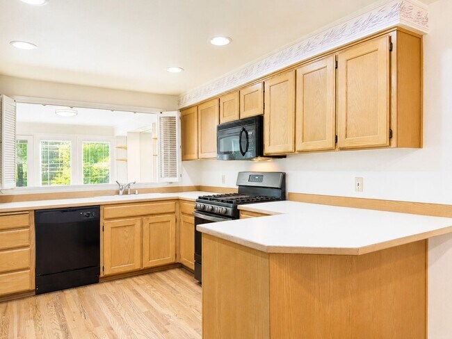 Building Photo - 2009 Mill Pointe Dr SE