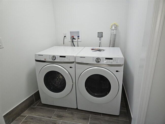 Building Photo - 120 Henry St