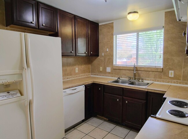 Building Photo - Great 5 Bed 3 Bath Rambler Home in Sandy