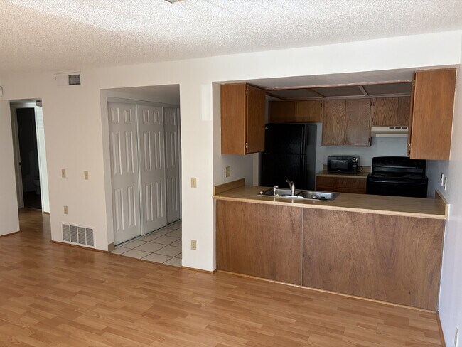 Building Photo - "Charming 1-Bedroom Condo Retreat with Fireplace and Washer and Dryer in Aurora's Apple Tree East...