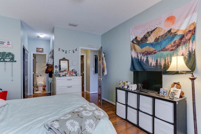 Building Photo - 321 Duke St