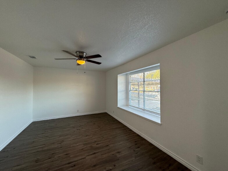 Building Photo - 5522 Crystal Valley St