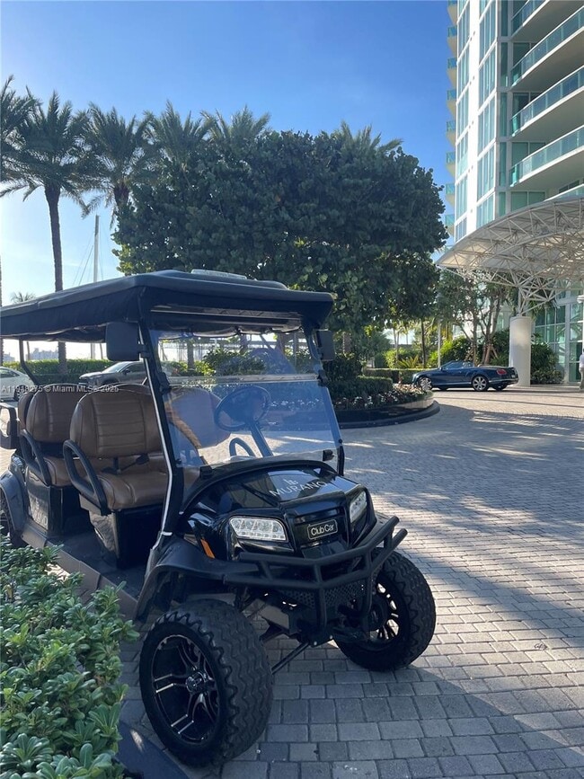 Building Photo - 1000 South Pointe Dr