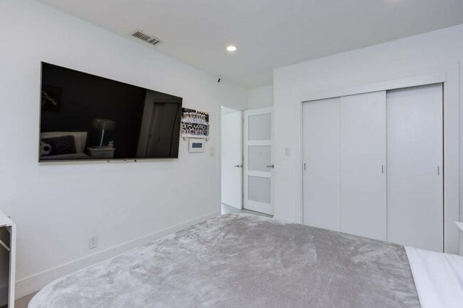 Building Photo - 1049 W Palmetto Park Rd