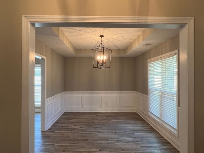 Building Photo - Beautiful Home that looks Brand New / First Full Month's Rent FREE with a 13 Month Lease!!