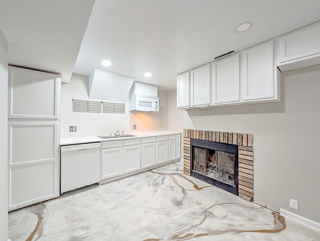 Building Photo - 8616 Hickory Ave