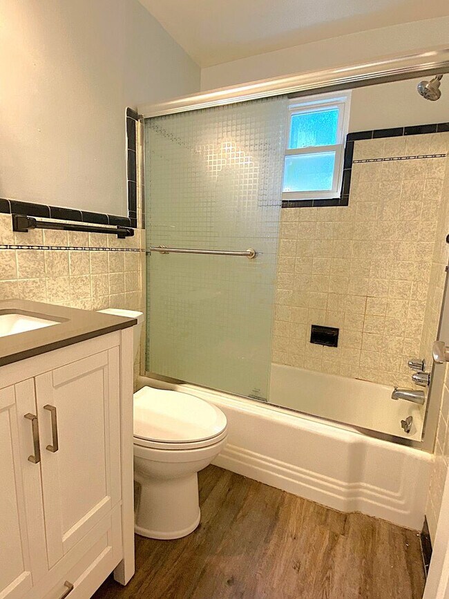 Building Photo - *Updated 1BD/1BA Apartment Available in Br...