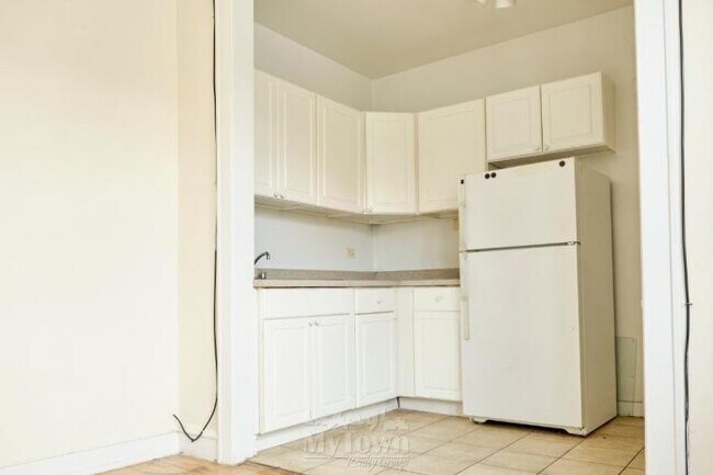 Building Photo - 1 bedroom in CHICAGO IL 60625