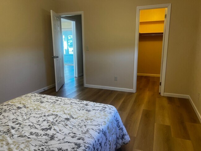 Building Photo - Immediate Availability on Newly Updated 2BR/2BA in South Venice