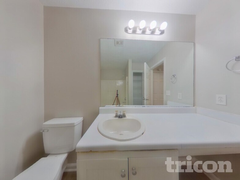 Building Photo - 6238 Leverett Dr