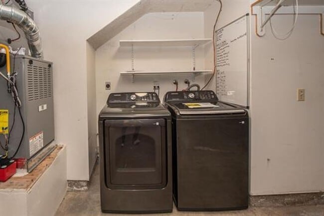 Building Photo - Encinitas 4br  2 car garage granite kitchen Huge Yard Home Remodeled TEXT 858-774-1574 $6290