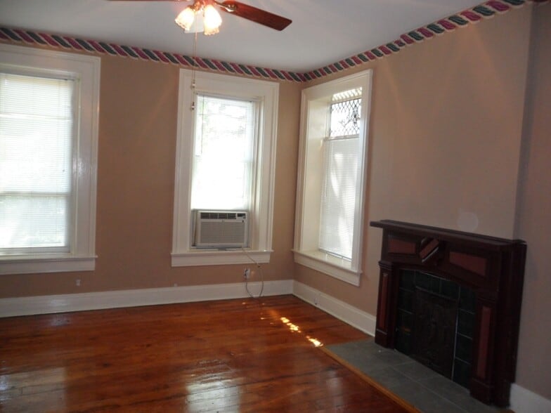 Building Photo - 1316 E 10th St