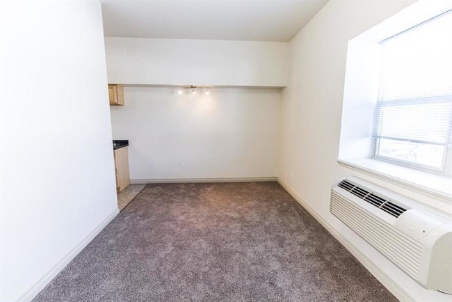 Building Photo - 825 W Spruce St