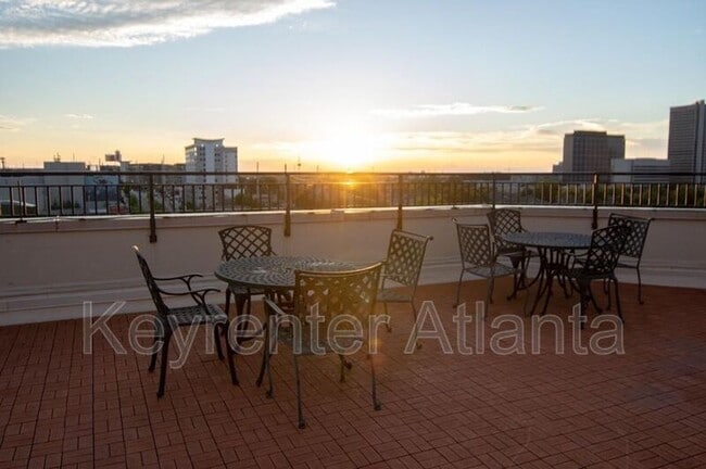 Building Photo - 115 W Peachtree Pl NW