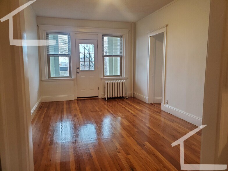 Building Photo - 264 Kelton St