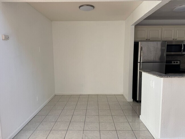 Building Photo - Beautiful Condo in Bonita