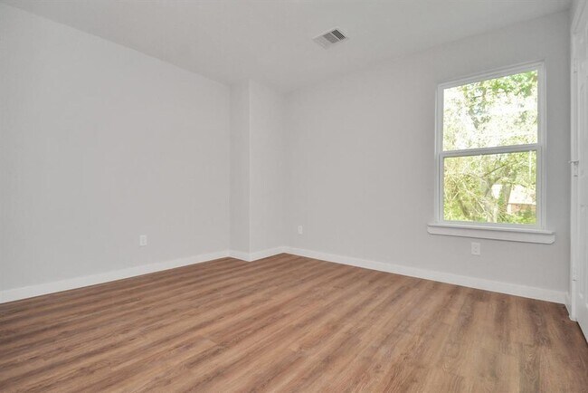 Building Photo - SECTION 8 ACCEPTED! $250 OFF A MONTH'S RENT!!! ***Ask about our No Cash Security Deposit Option***