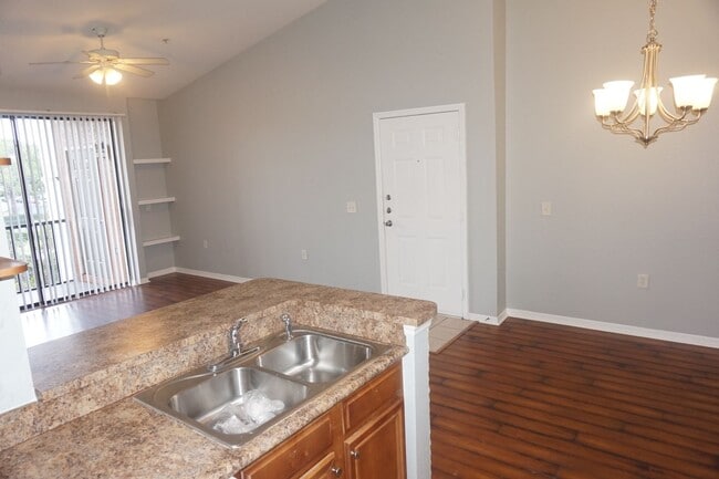 Building Photo - Newly Remodeled 1/1 in Serenata @ Metrowest