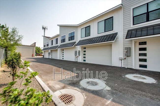 Building Photo - 2940 Davis St