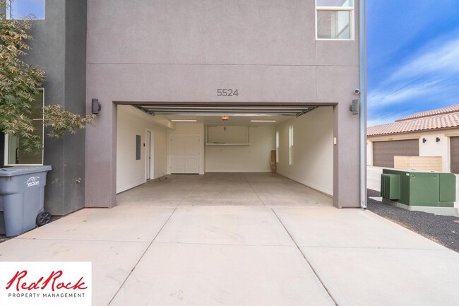 Building Photo - Spacious 2 Bedroom Unit in Desert Color Wi...