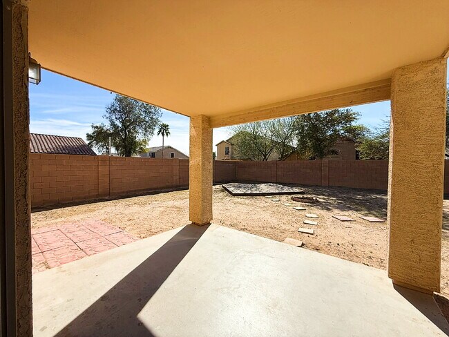 Building Photo - Spacious & Stylish in the Heart of Surprise!