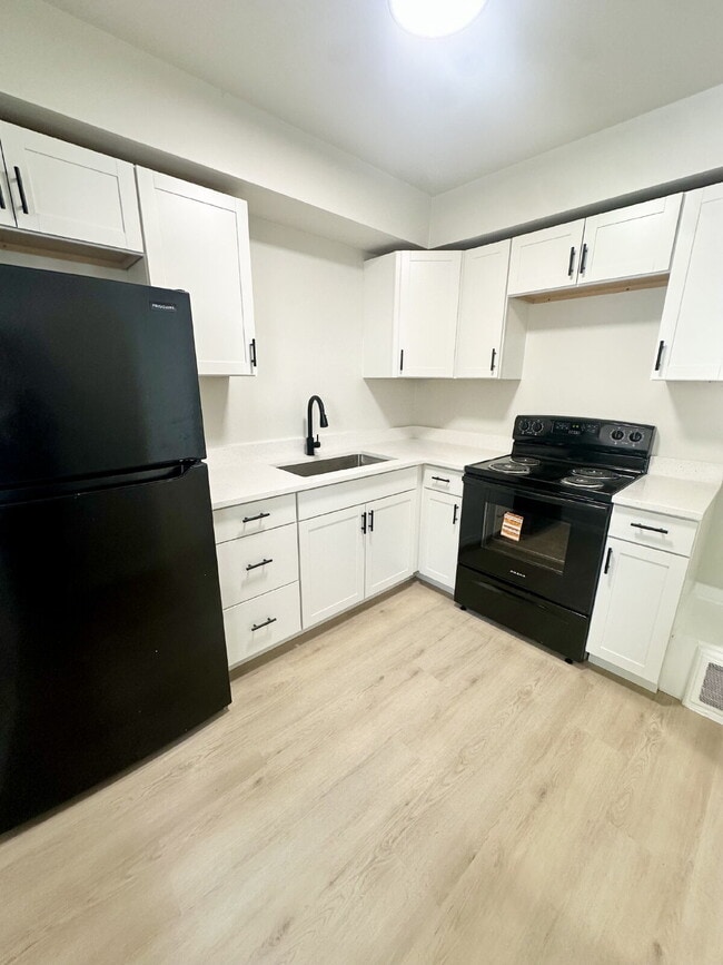 Building Photo - 716 E 17th St