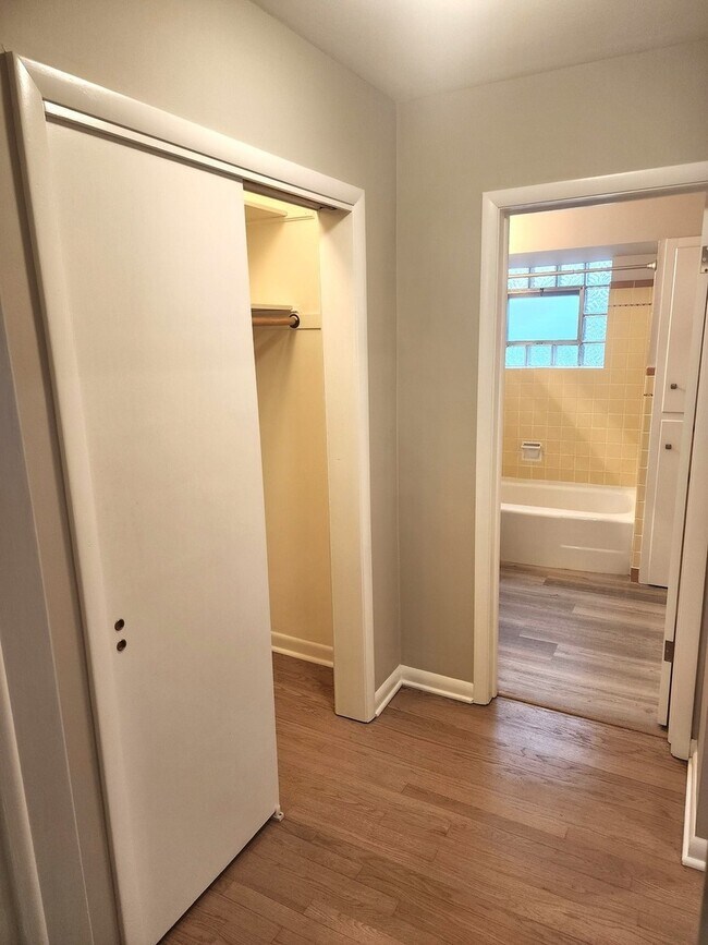 Building Photo - 5910 W Gunnison St