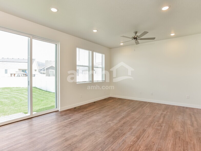 Building Photo - 8937 Royal Ln