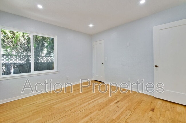 Building Photo - 152 S Bayview Ave