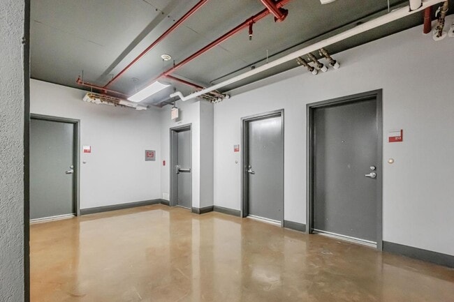 Building Photo - 645 W 9th St