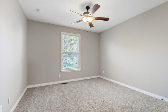 Building Photo - 1605 Labrador Dr