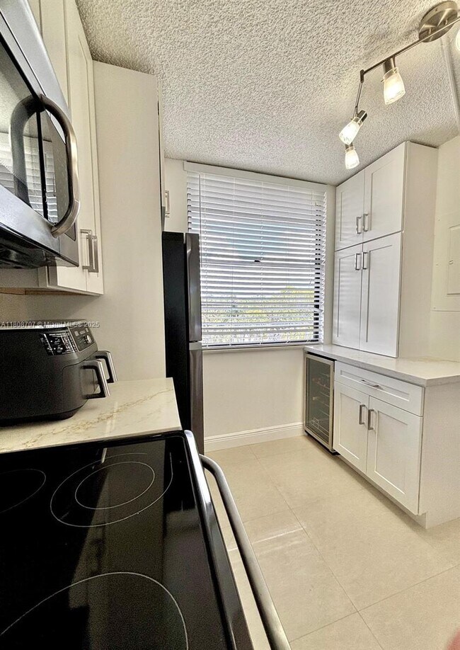 Building Photo - 1528 Whitehall Dr