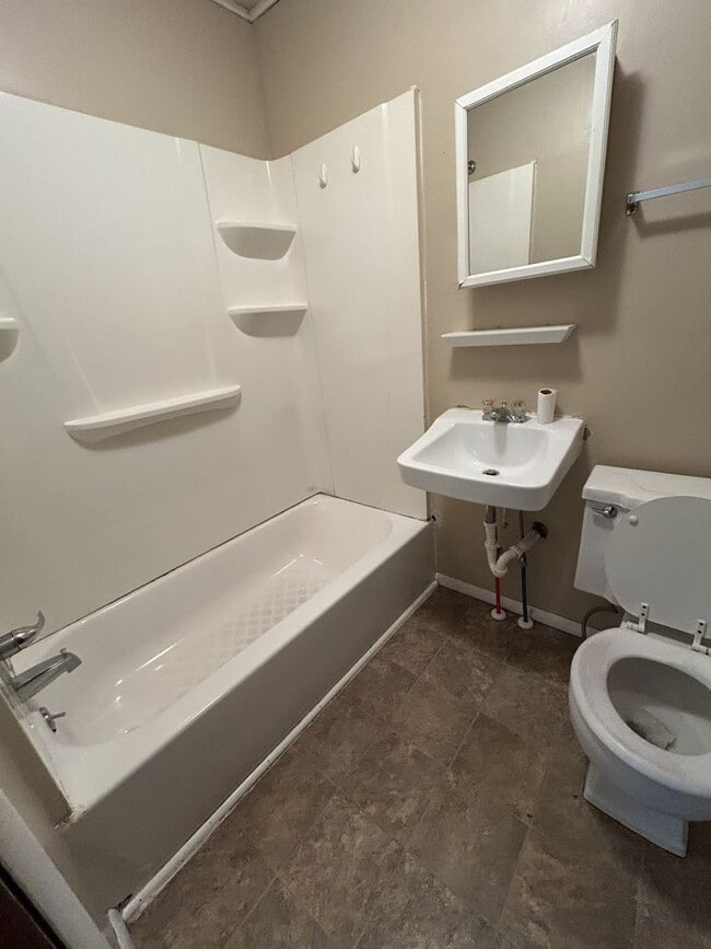 Building Photo - 302 E 7th St