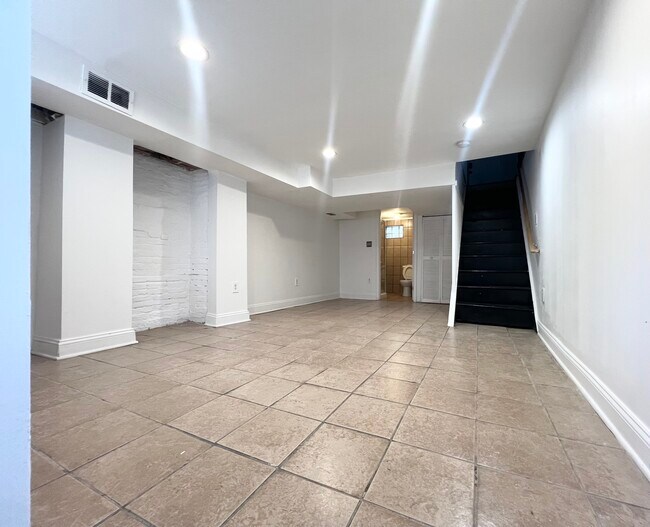 Building Photo - 1011 Hollins St